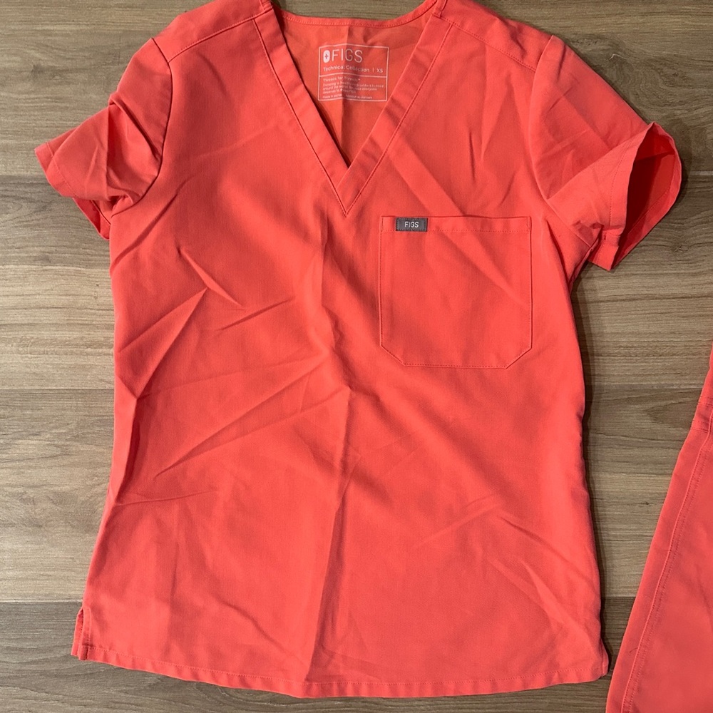 Hot coral figs scrubs top with pocket size xs